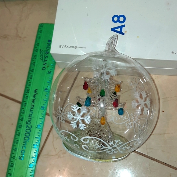 AUTHENTIC GENUINE "SORELLE" CHRISTMAS 🎄 TREE GLOBE  ORNAMENT 💡 LIGHT - Picture 1 of 6